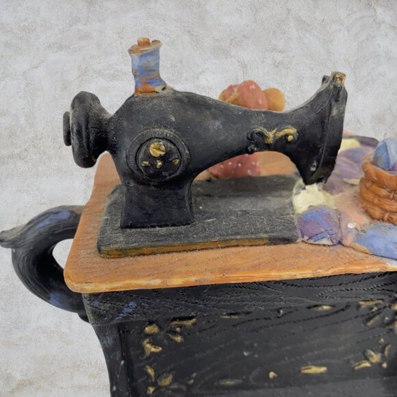 SAN FRANCISCO COMPANY -- Sewing Machine Music Box, Quilting Material, Winds Up - Picture 3 of 12